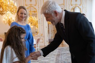 „Odsuzuji šikanu.“ Pavel se setkal s ukrajinskou dívkou, které české děti plivly do tváře - Novinky